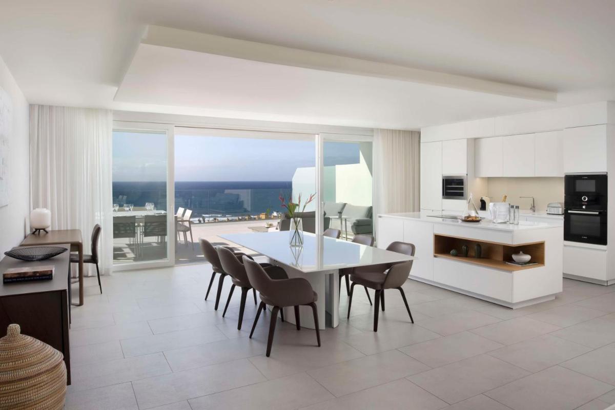 Una cocina o zona de cocina en Royal Hideaway Corales Suites
