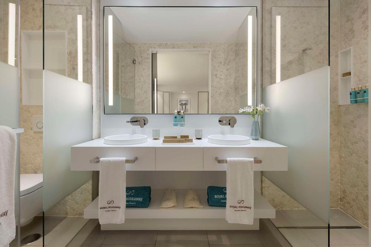 Un baño de Royal Hideaway Corales Suites