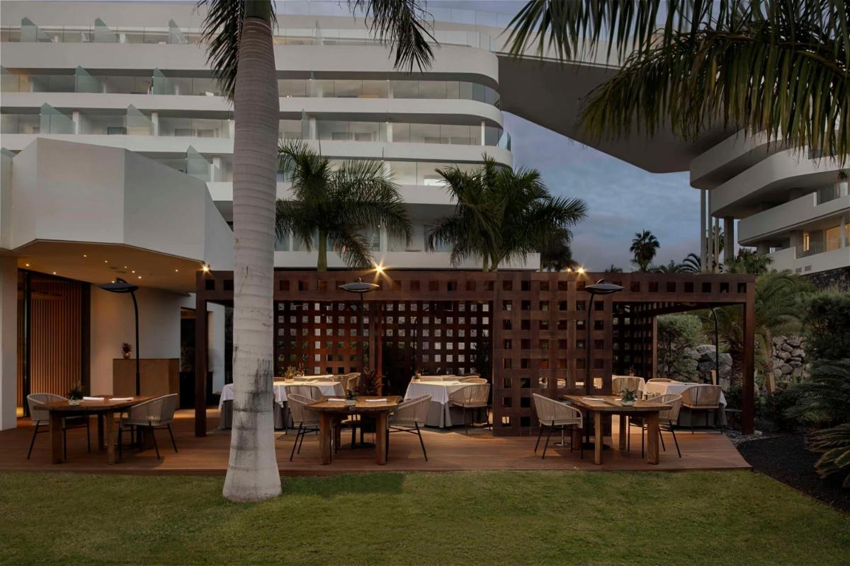Un restaurante o sitio para comer en Royal Hideaway Corales Suites