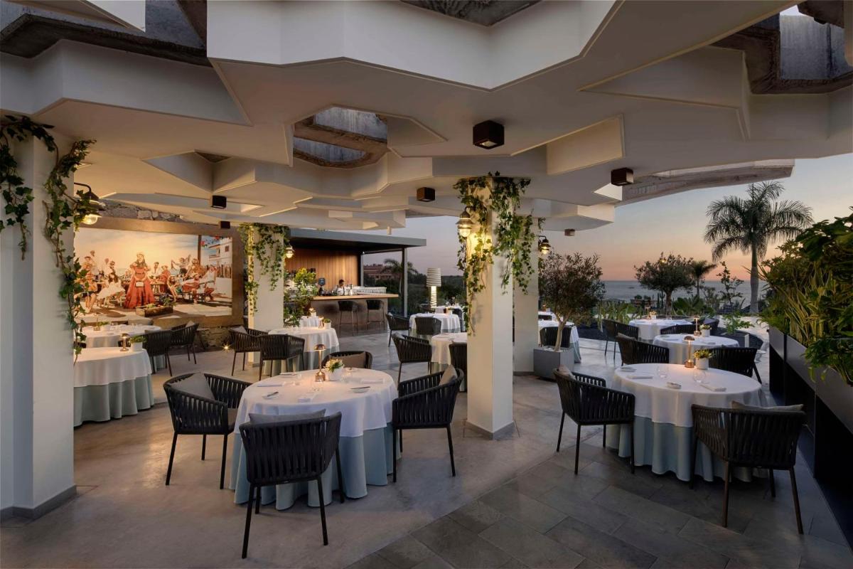 Un restaurante o sitio para comer en Royal Hideaway Corales Suites