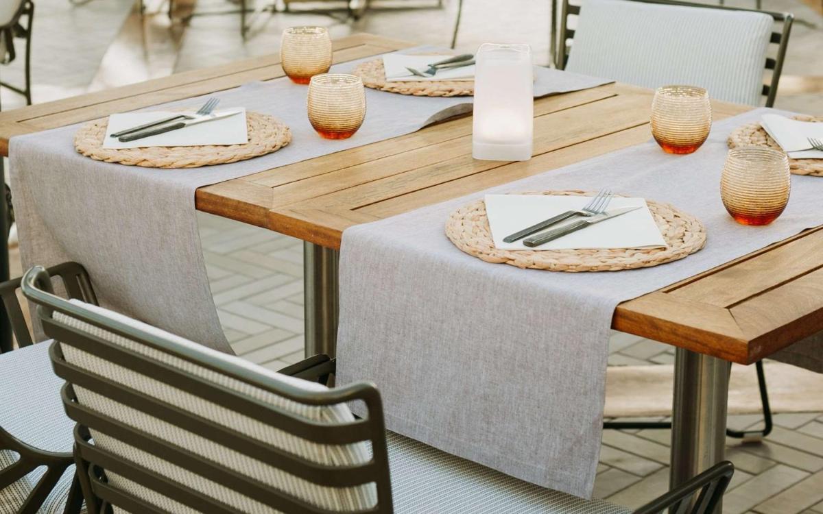 Un restaurante o sitio para comer en Royal Hideaway Corales Suites