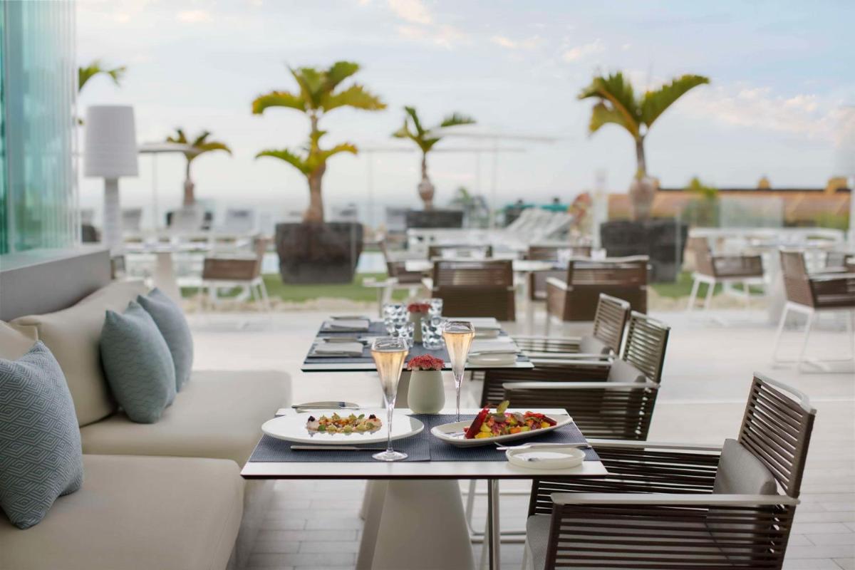 Comida en o cerca de este hotel