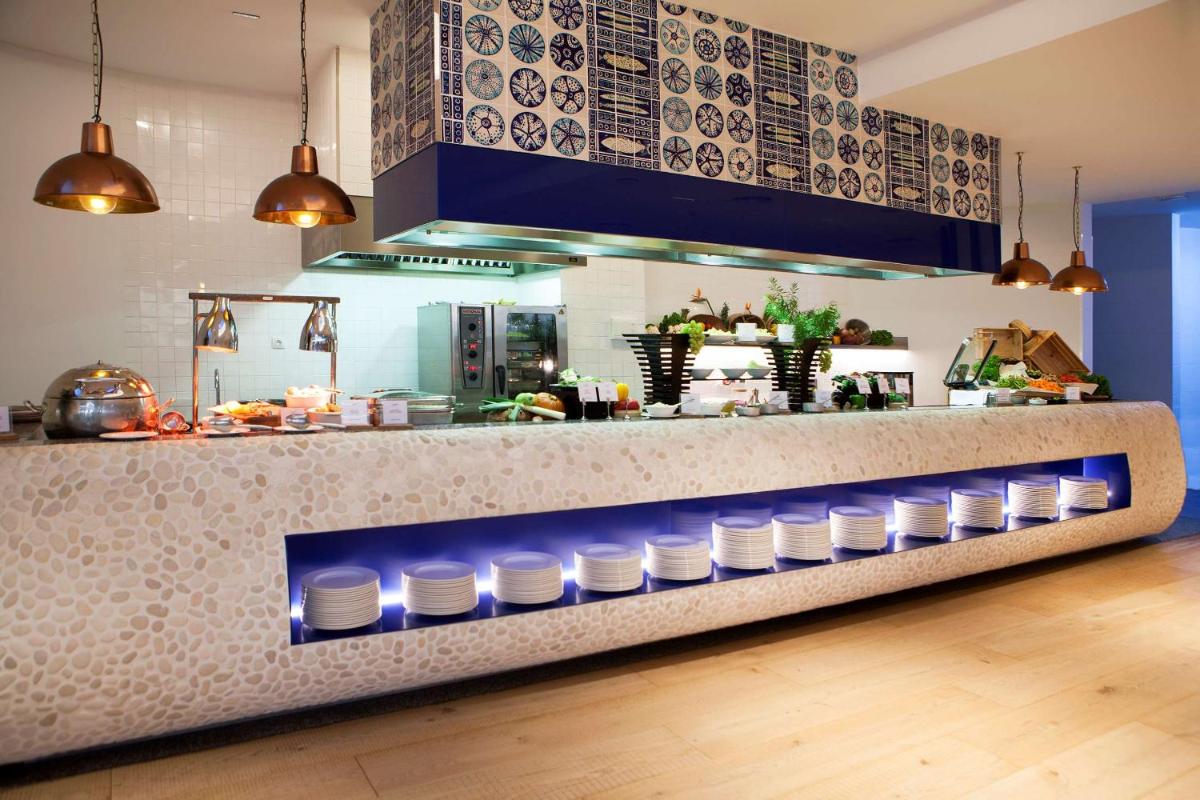 Una cocina o zona de cocina en Royal Hideaway Corales Beach - Adults Only