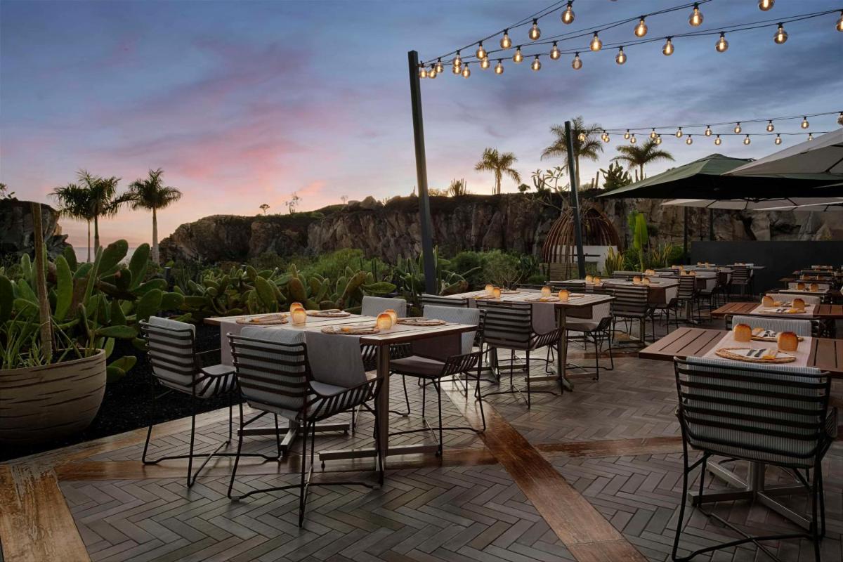Un restaurante o sitio para comer en Royal Hideaway Corales Beach - Adults Only
