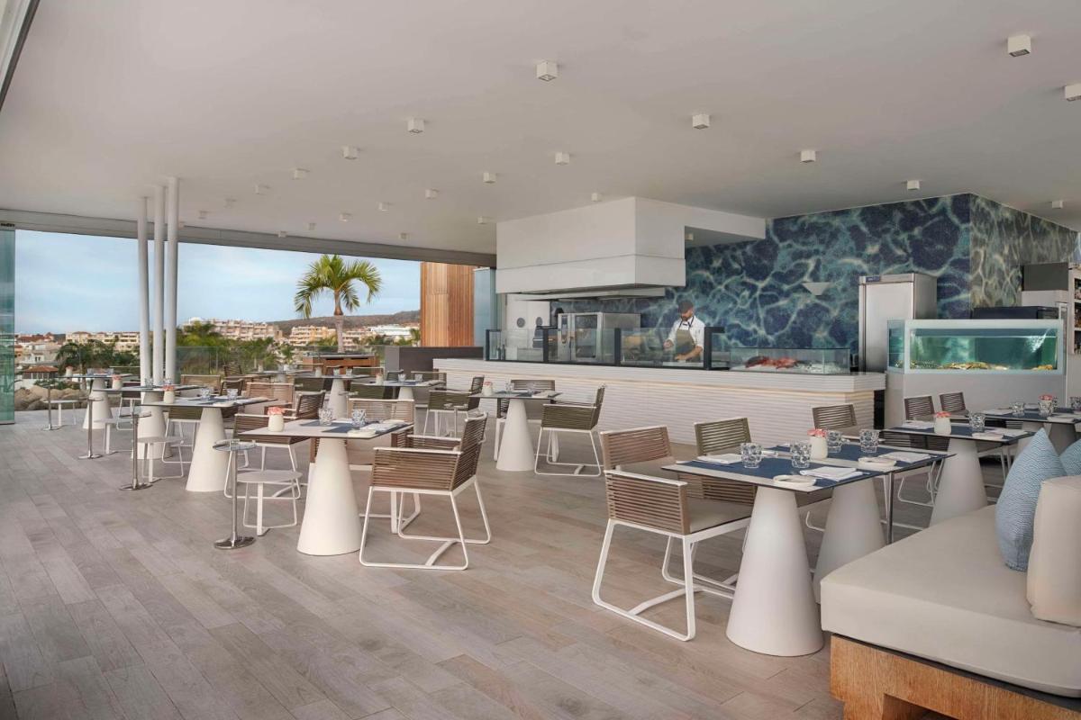 Un restaurante o sitio para comer en Royal Hideaway Corales Beach - Adults Only