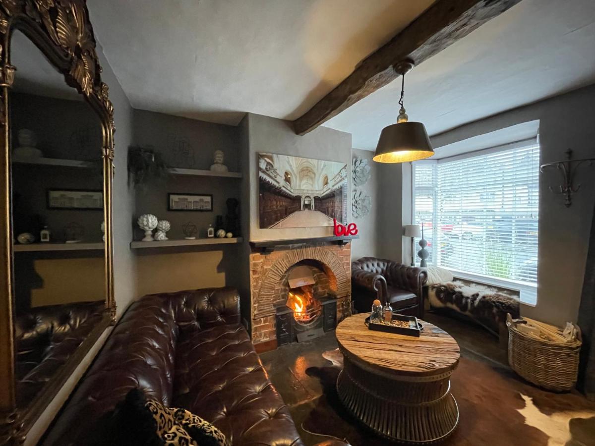 Entire Georgian luxury house - 3 Storey- High St Henley-in-Arden -Two bedrooms-Sleeps 4 people Close to Stratford upon Avon - Warwick - Solihull - NEC - Housity
