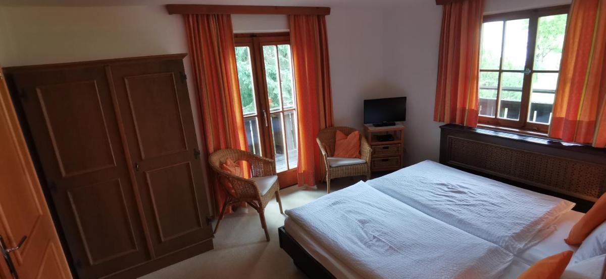 HOCHDÜRRNBERG WATZMANN Doppelzimmer mit Bad Balkon Gästeküche - Housity