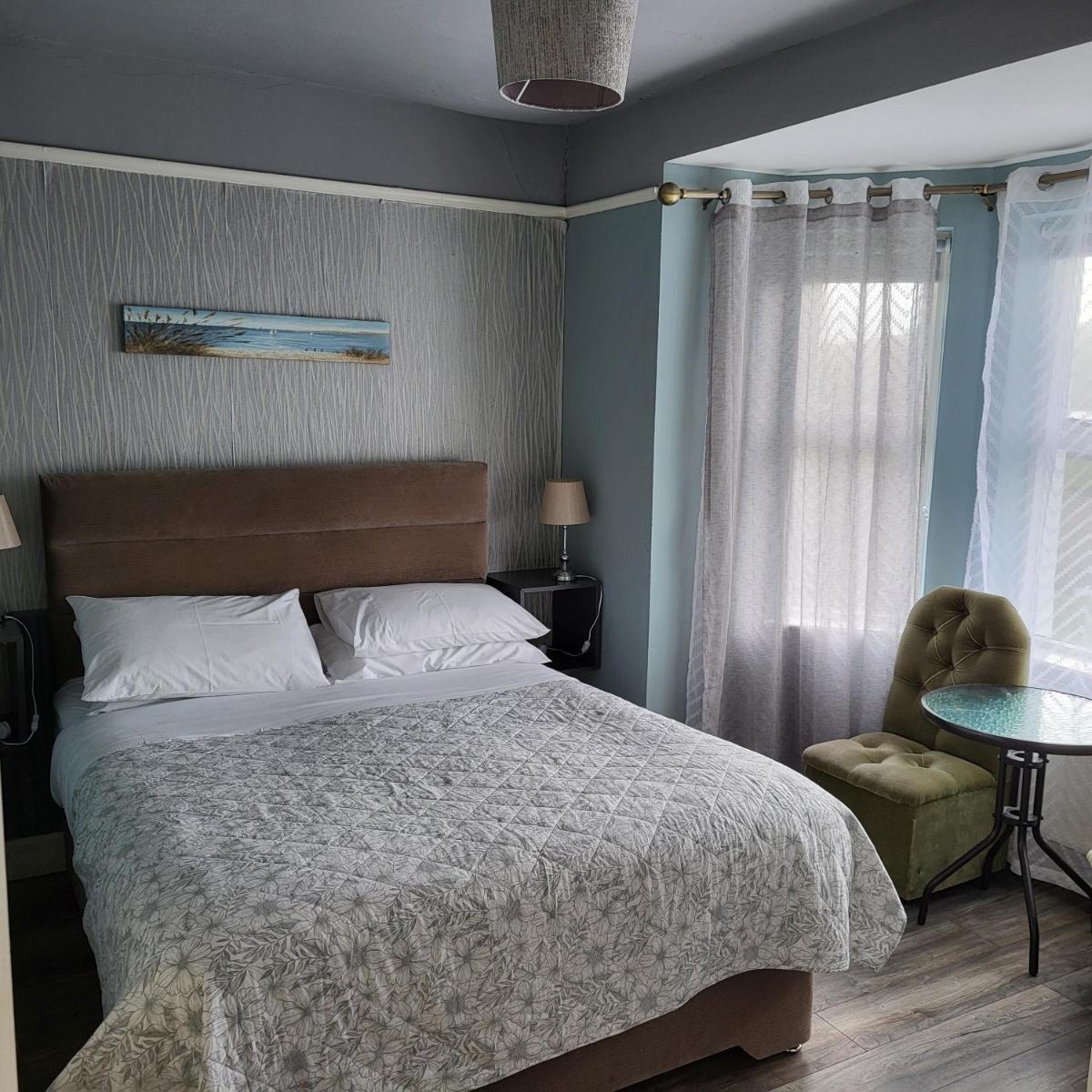 Eask View Dingle - Room Only - Housity