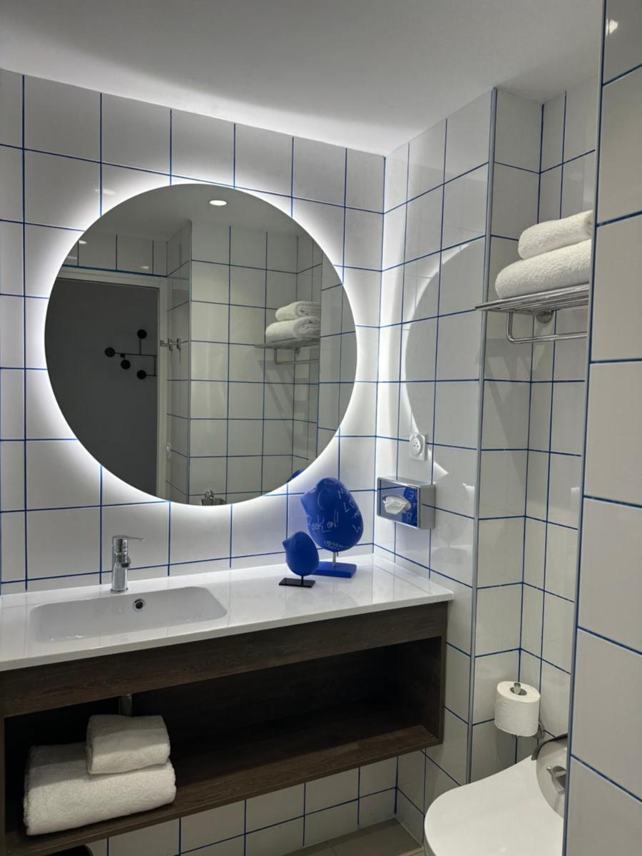 Salle de bains dans l'établissement Dali Hôtel Montauban