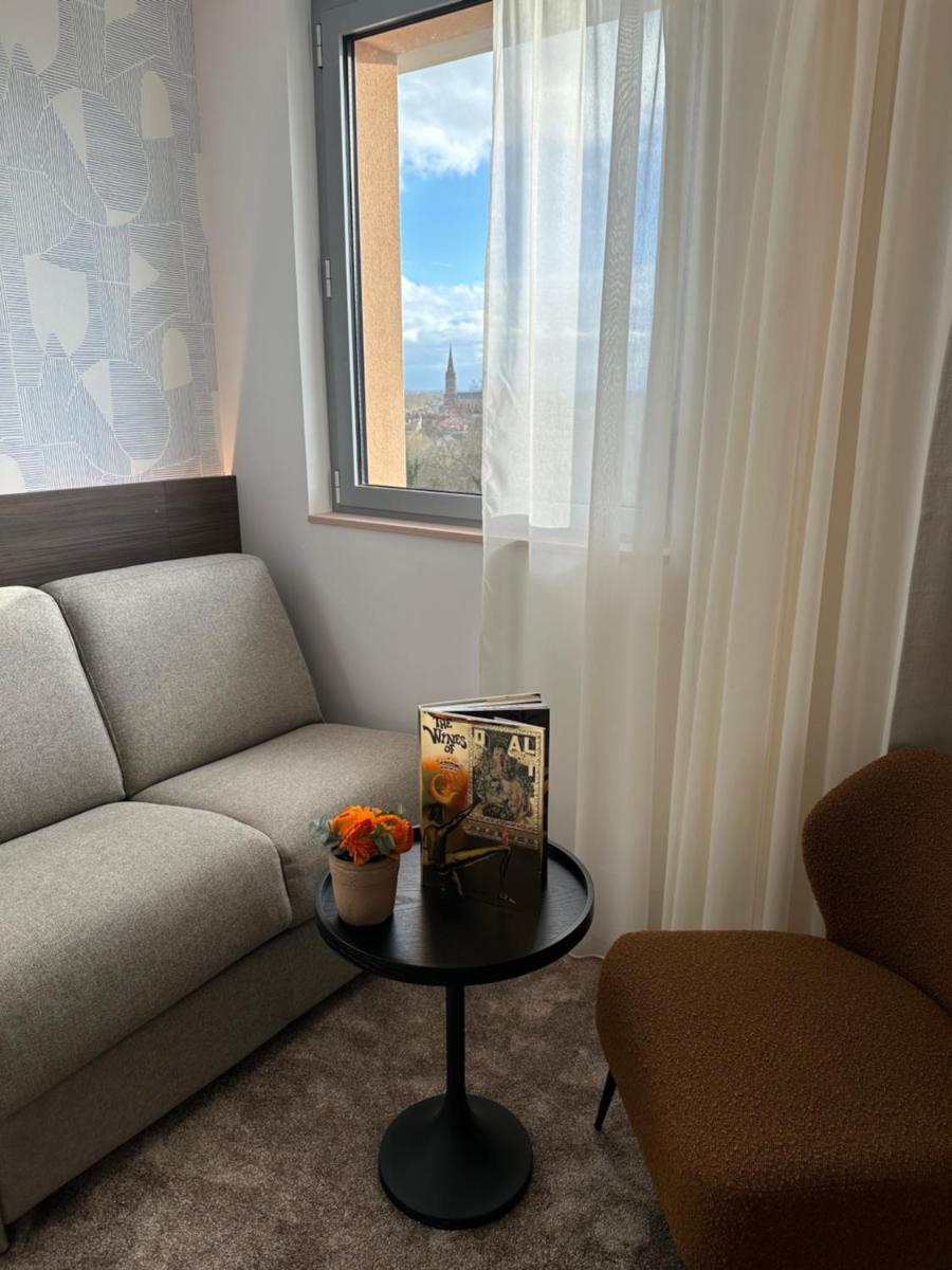 Coin salon dans l'établissement Dali Hôtel Montauban
