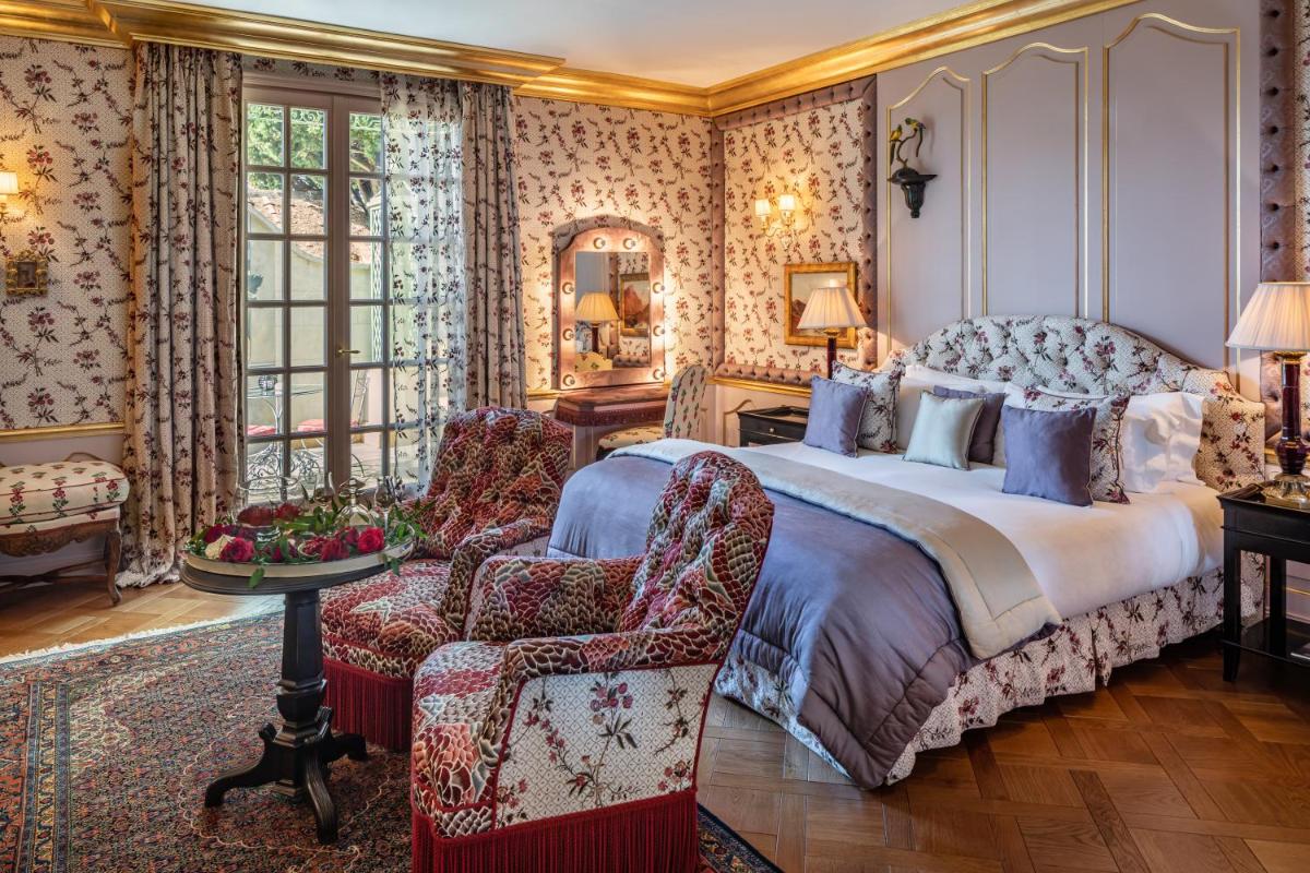 une chambre avec un lit et une chaise dans l'établissement Villa Gallici Hôtel & Spa, à Aix-en-Provence 65 autres photos