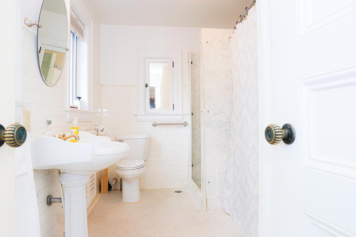 Stone Chalet Bed & Breakfast Inn - Housity