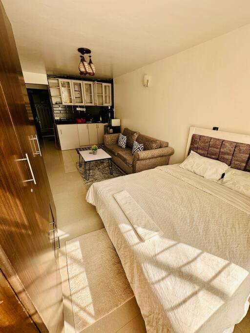Suitetrails - Cozy Studio with back up generator, lift and gym.