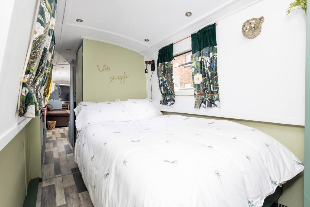 Lazy Days Narrow Boat - Housity