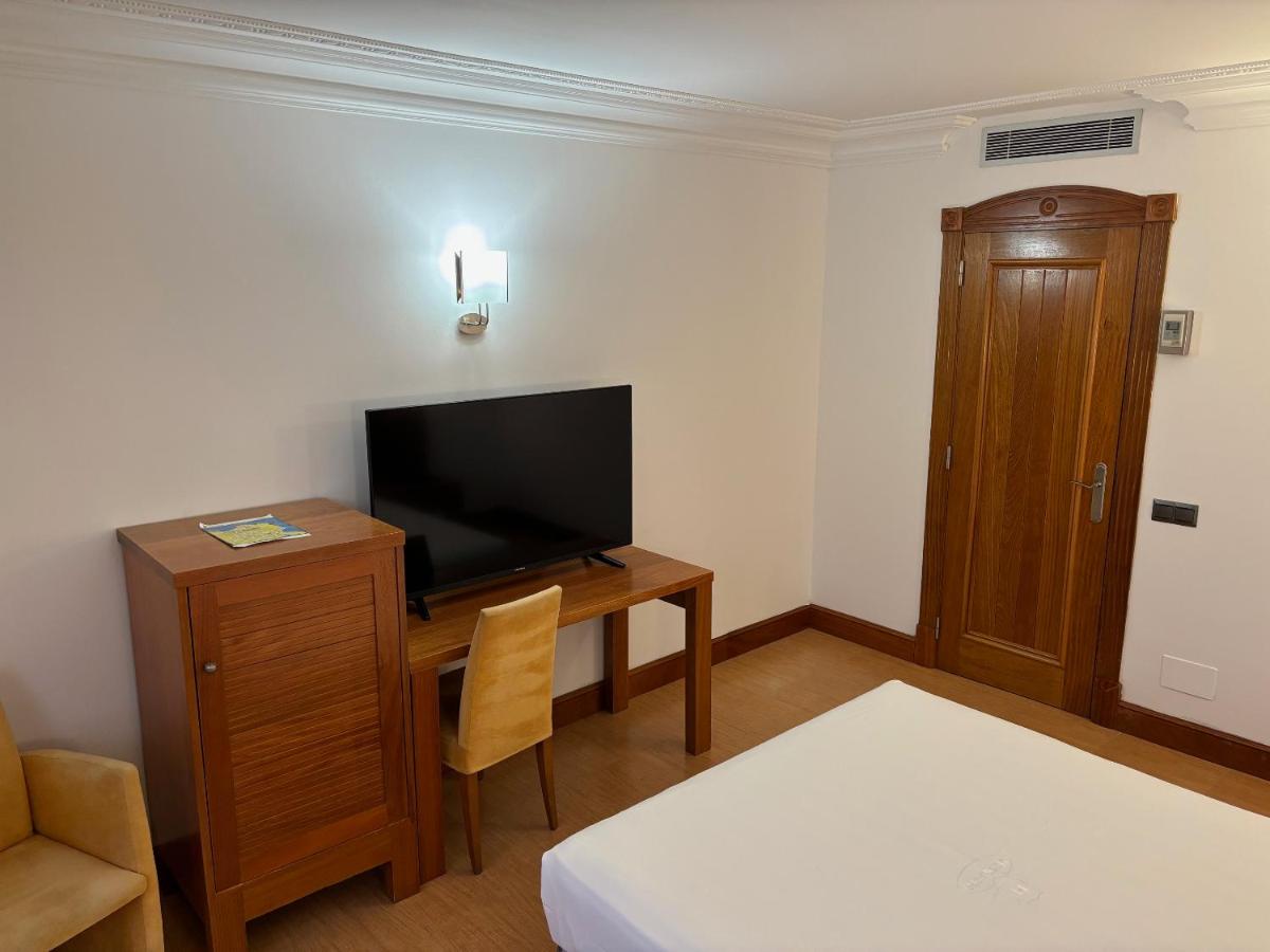 Una televisión o centro de entretenimiento en Gran Hotel Liber & Spa Playa Golf