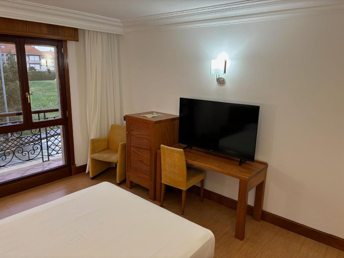 Una televisión o centro de entretenimiento en Gran Hotel Liber & Spa Playa Golf
