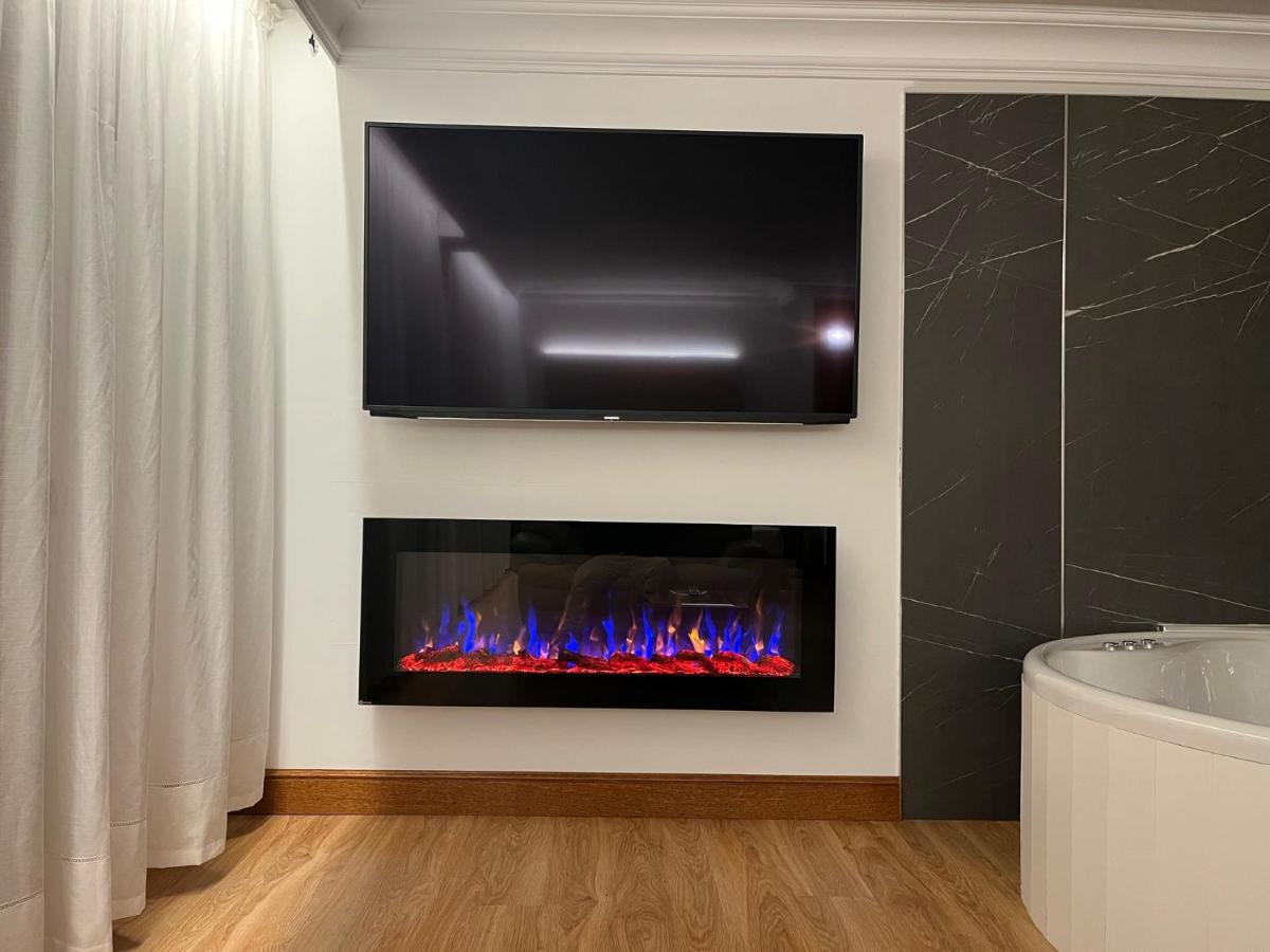 Una televisión o centro de entretenimiento en Gran Hotel Liber & Spa Playa Golf