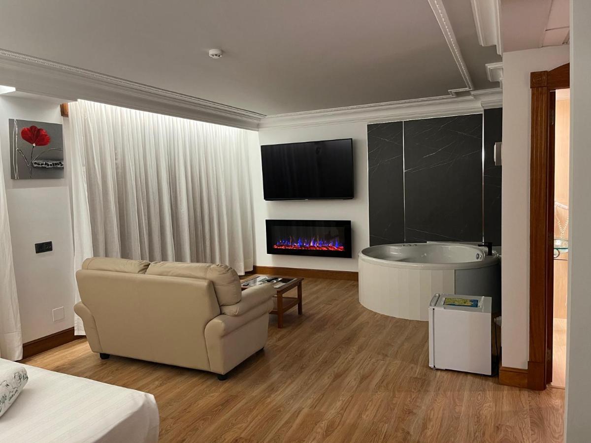 Una televisión o centro de entretenimiento en Gran Hotel Liber & Spa Playa Golf
