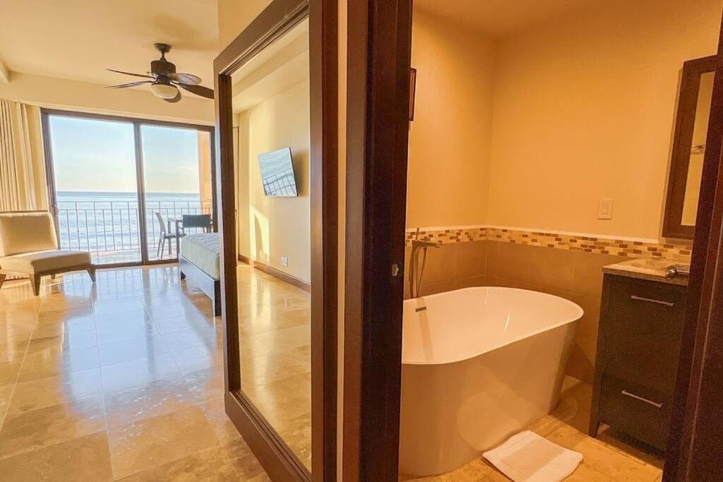 Seaview Oasis 1-BR Suite in Croc's casino resort - Hizvo