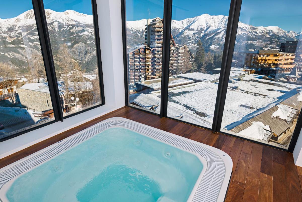 Vue générale sur la montagne ou vue sur la montagne depuis l'hôtel