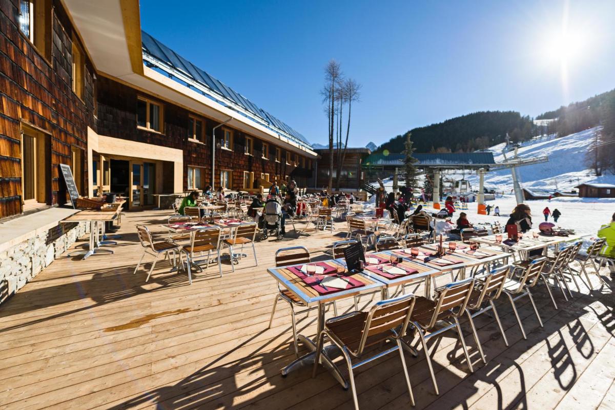 Vue générale sur la montagne ou vue sur la montagne depuis l'hôtel