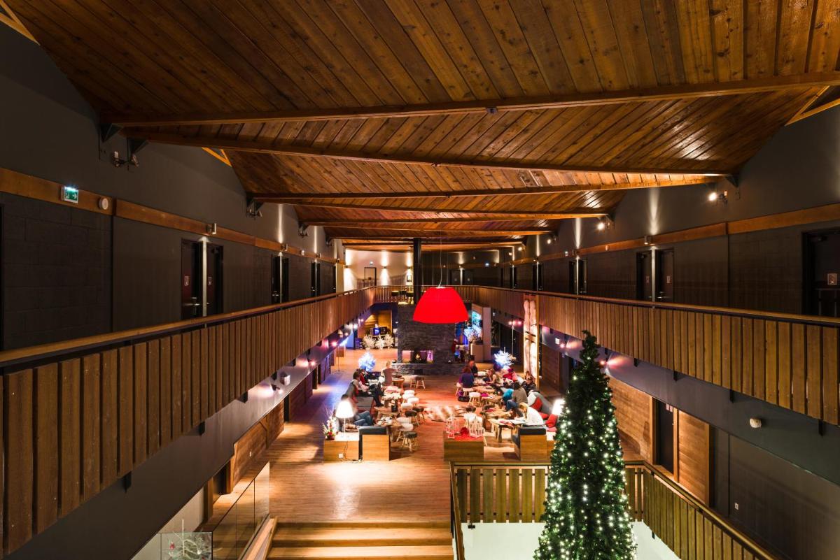 vue aérienne du hall d'un immeuble avec un sapin de Noël dans l'établissement Marmotel & Spa, à Pra-Loup