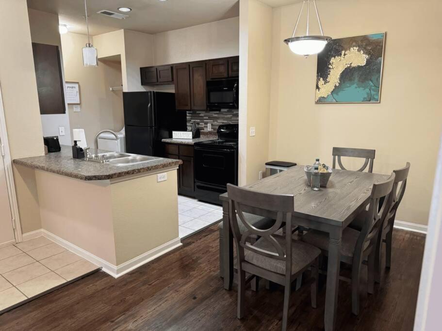 Magnolia Escape: 1BD/1BA w/ Gym, Pool, BBQ Grill - Housity