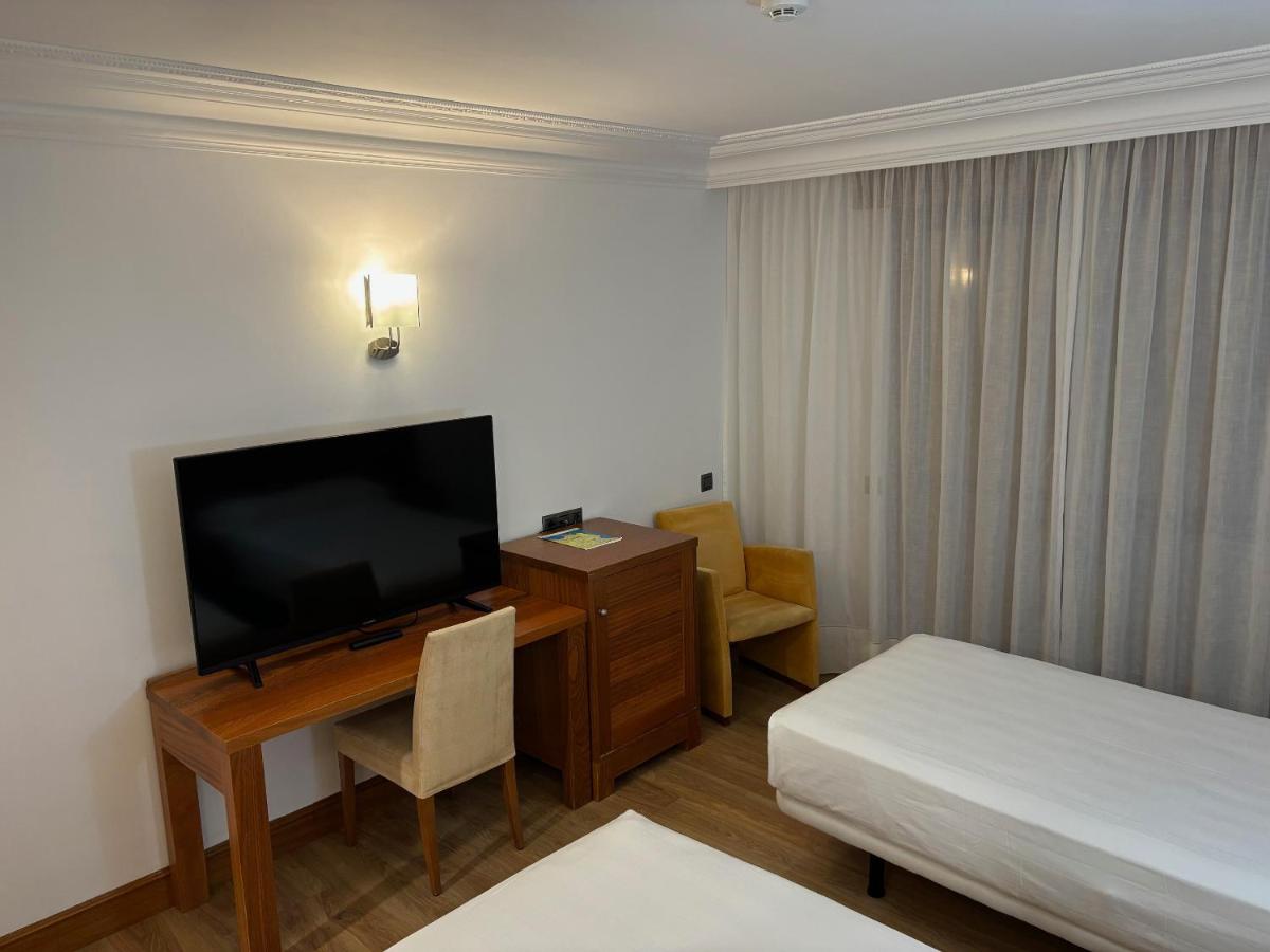 Una televisión o centro de entretenimiento en Gran Hotel Liber & Spa Playa Golf