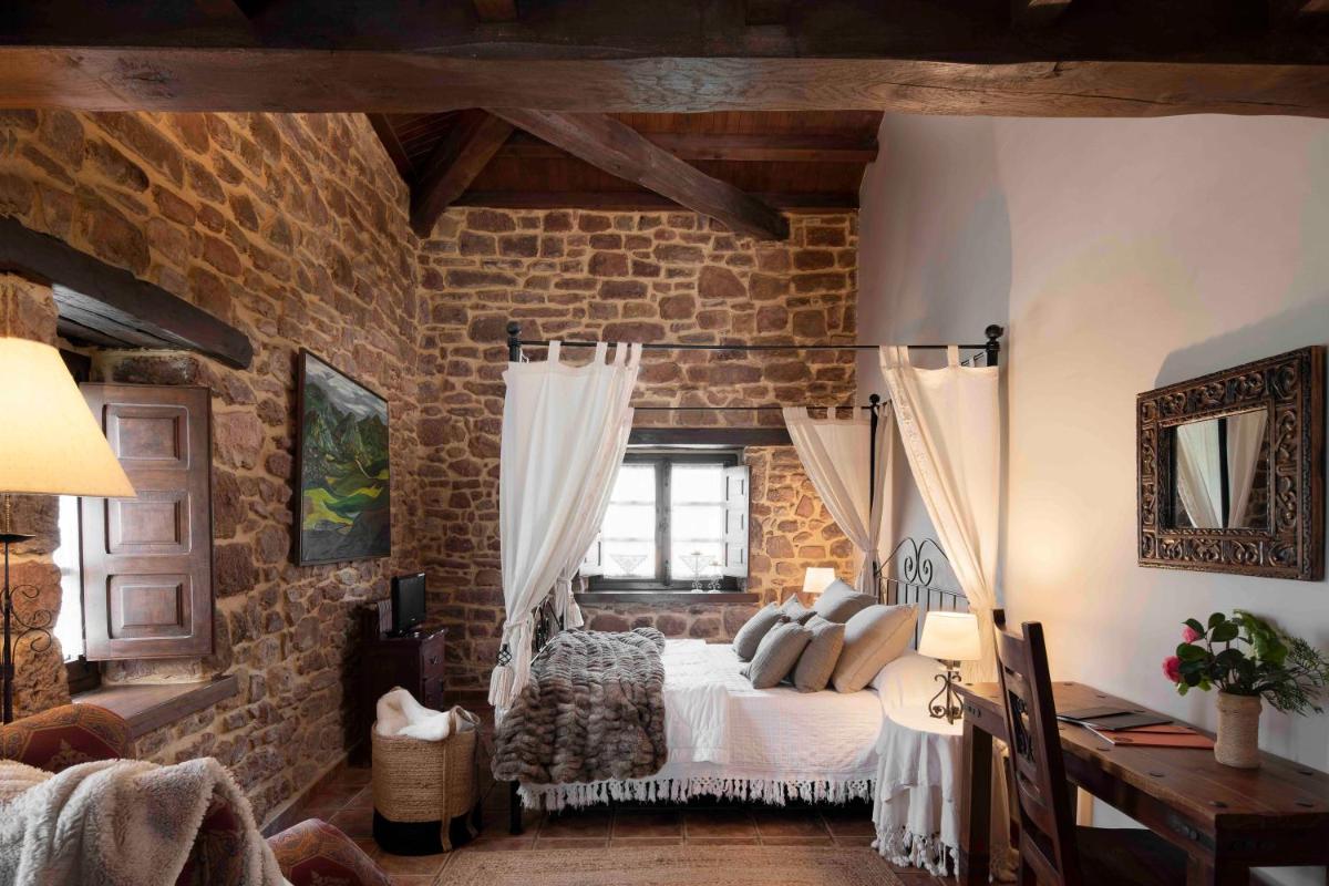 La Corte de Lugás - Housity