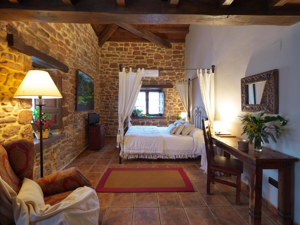 La Corte de Lugás - Housity