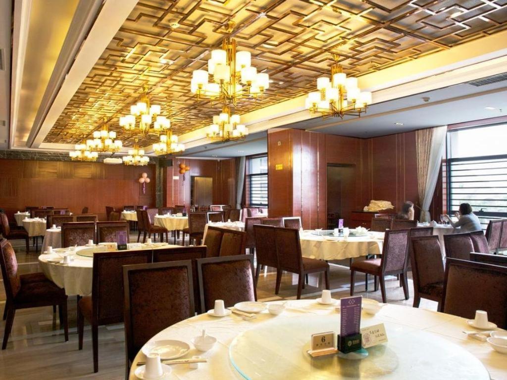 Auspicious Hotel - Housity