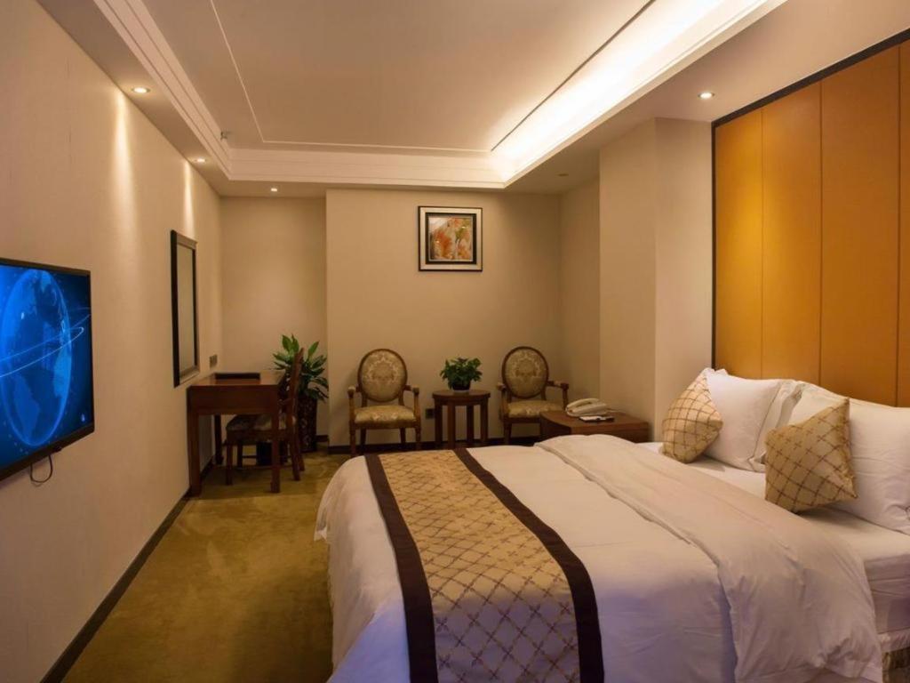 Auspicious Hotel - Housity