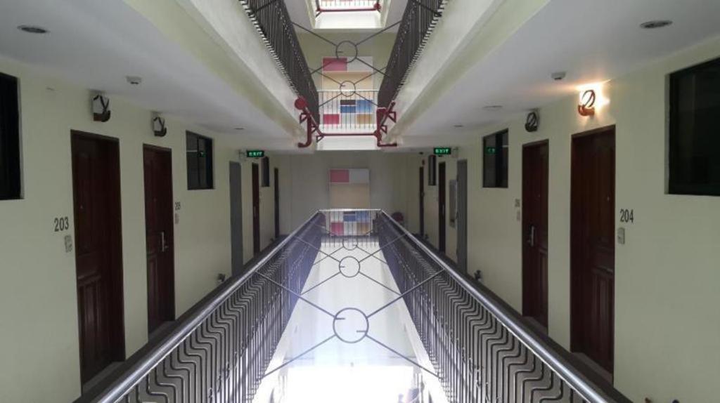 Time Travellers Hotel - Housity