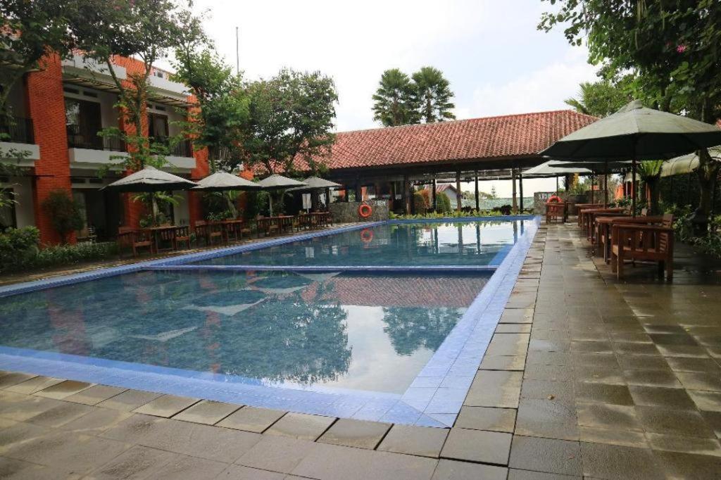 Villa Bukit Pinus - Housity