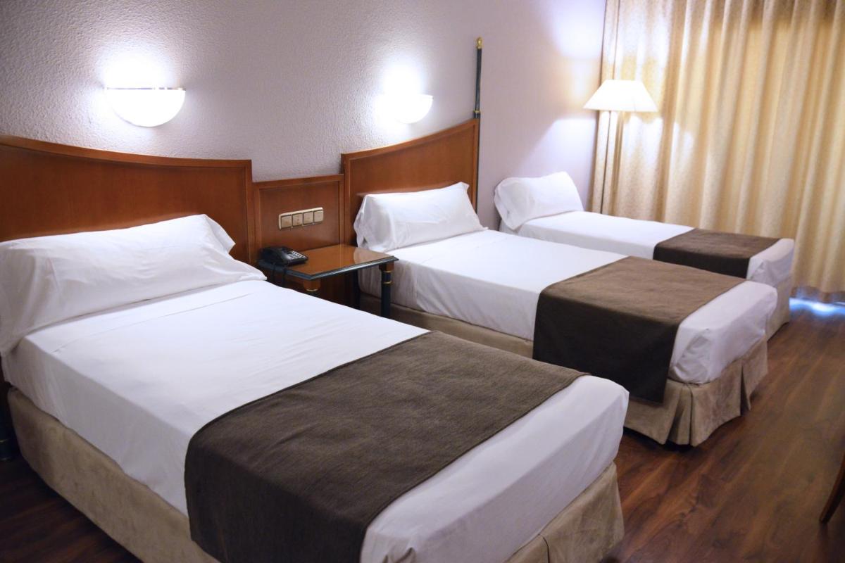Cama o camas de una habitación en Beatriz Toledo Auditorium & Spa