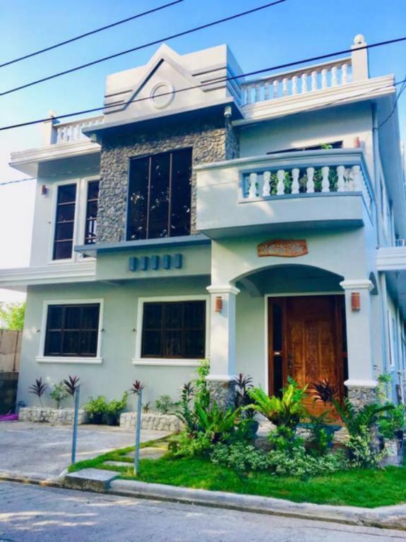 Hillside Villa - Housity