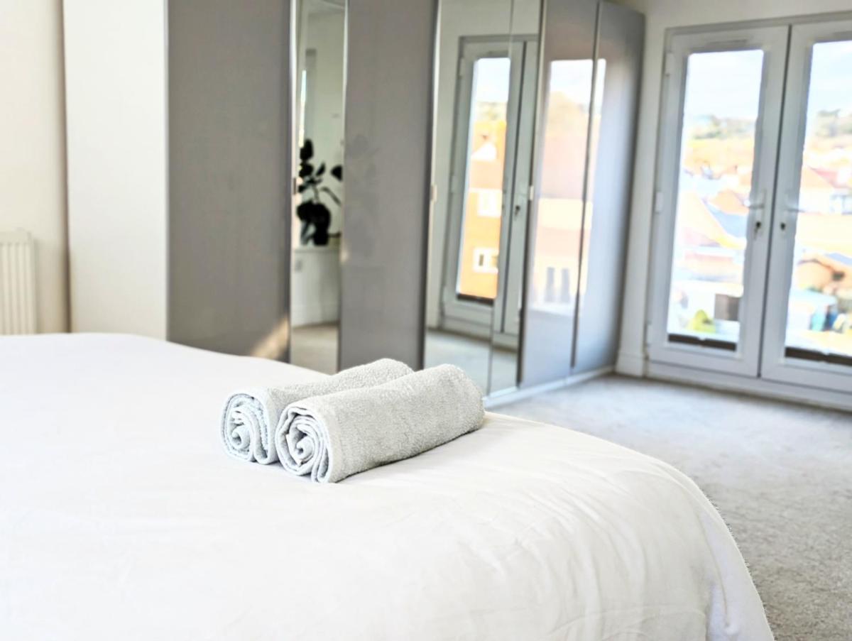 Beautiful 4 Bed Portsmouth Home Bright & Modern with Garden & Free Parking & Spa Bath & Fully Equiped Kitchen Perfect For Work or The Family - Housity