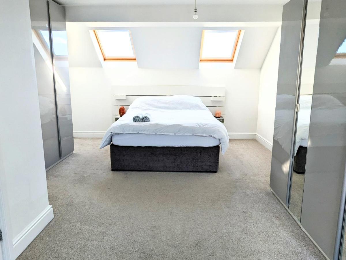 Beautiful 4 Bed Portsmouth Home Bright & Modern with Garden & Free Parking & Spa Bath & Fully Equiped Kitchen Perfect For Work or The Family - Housity