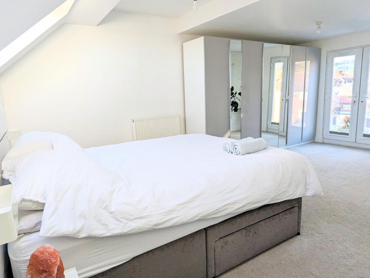 Beautiful 4 Bed Portsmouth Home Bright & Modern with Garden & Free Parking & Spa Bath & Fully Equiped Kitchen Perfect For Work or The Family - Housity