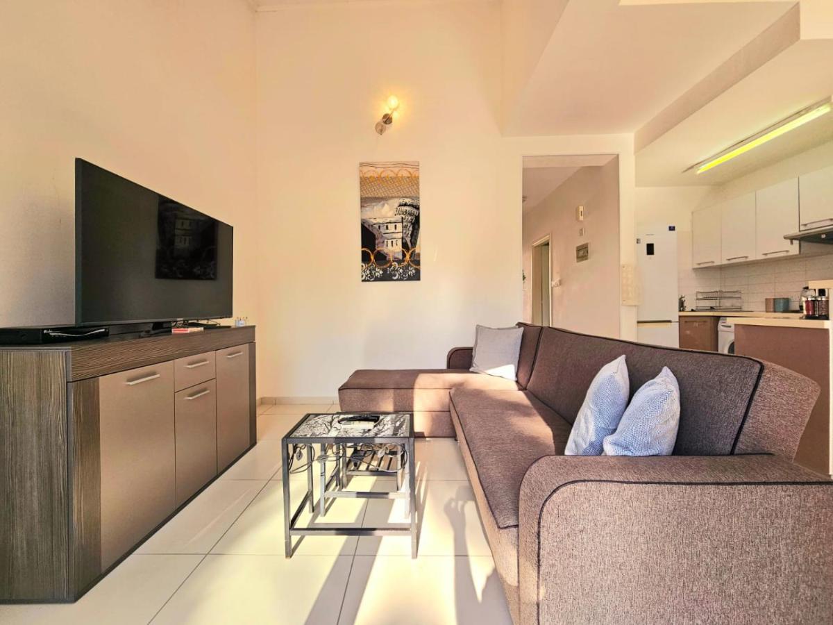 1BD Beach Apartment - Housity