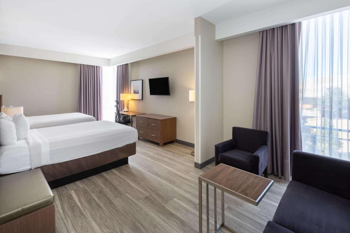 La Quinta Inn & Suites by Wyndham Tulsa Downtown - Route 66 - Housity