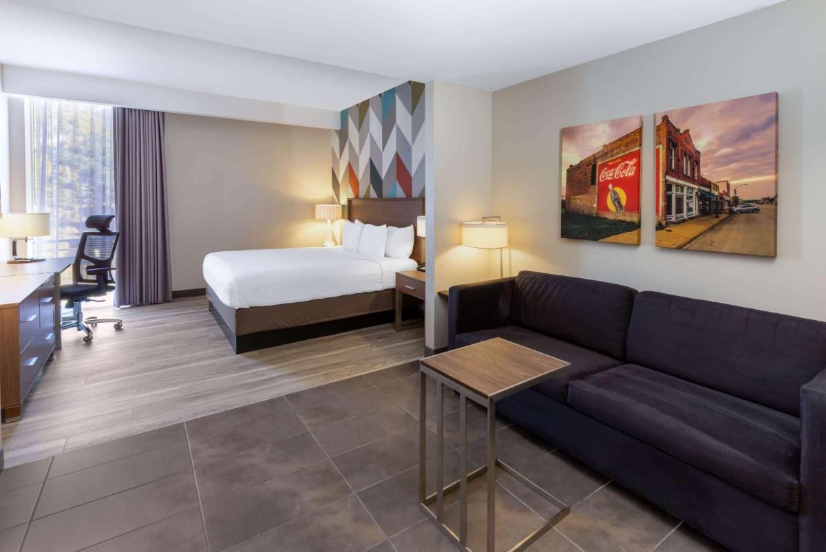 La Quinta Inn & Suites by Wyndham Tulsa Downtown - Route 66 - Housity