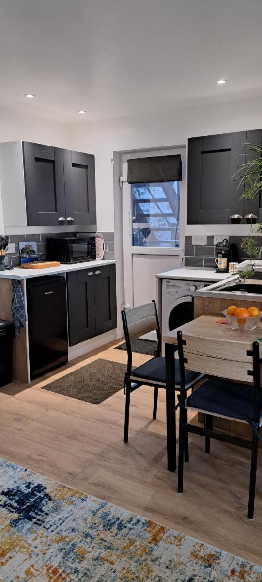 Modern studio apartment with outstanding views, sleeps 2 - Housity