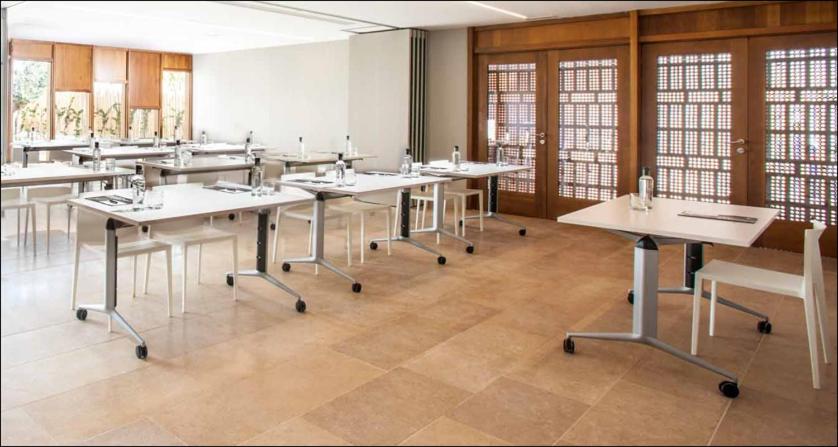 Una gran sala con mesas, sillas y ventanas. en Ocean Drive Talamanca, en Talamanca