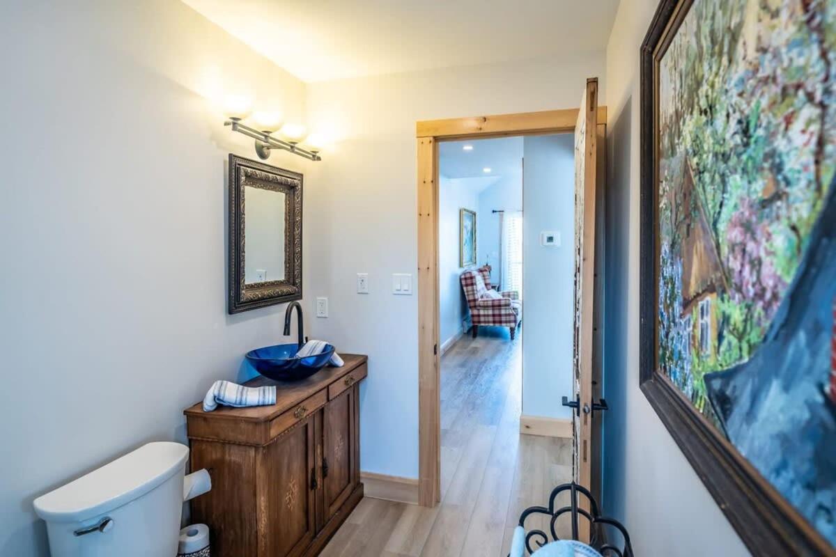 Lakefront Luxury Cottage - Shining Star - Close to Sauble Beach - Housity