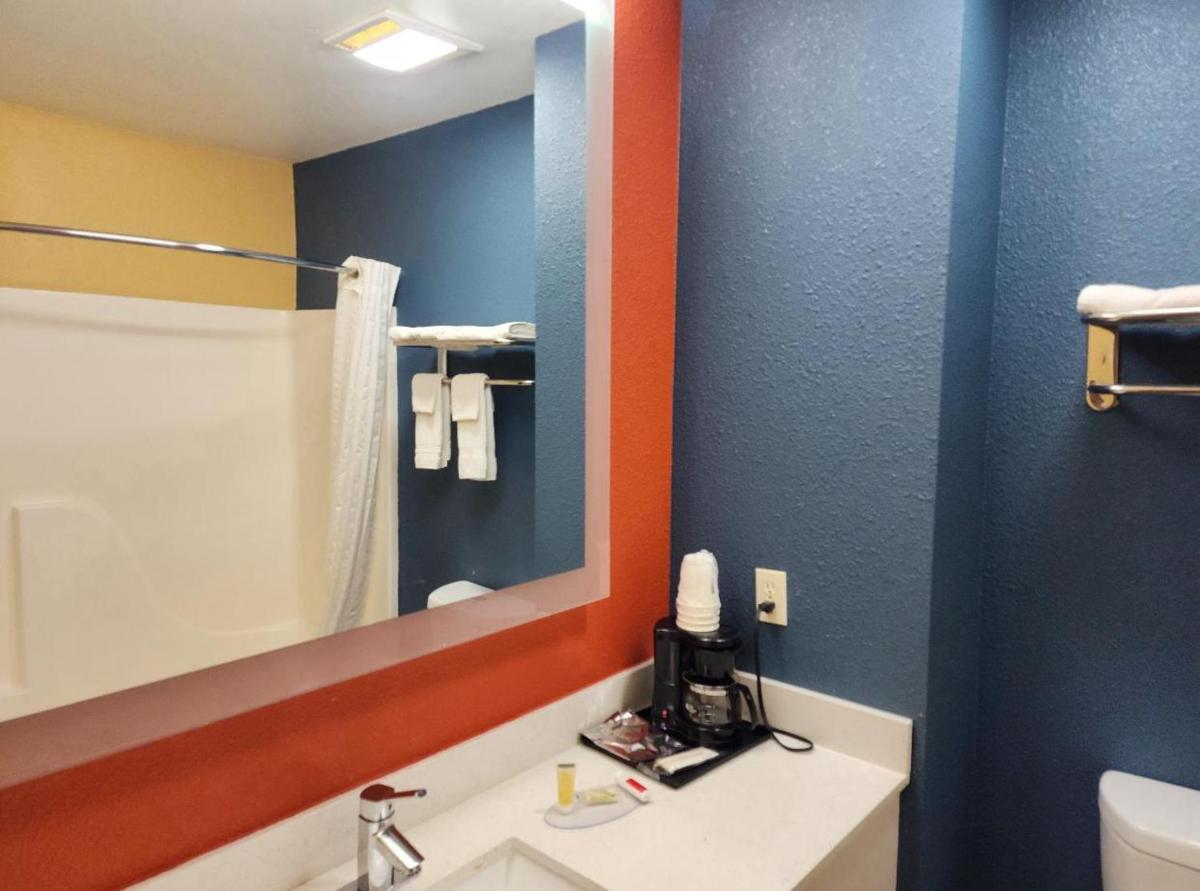 Super 8 by Wyndham White Hall - Housity