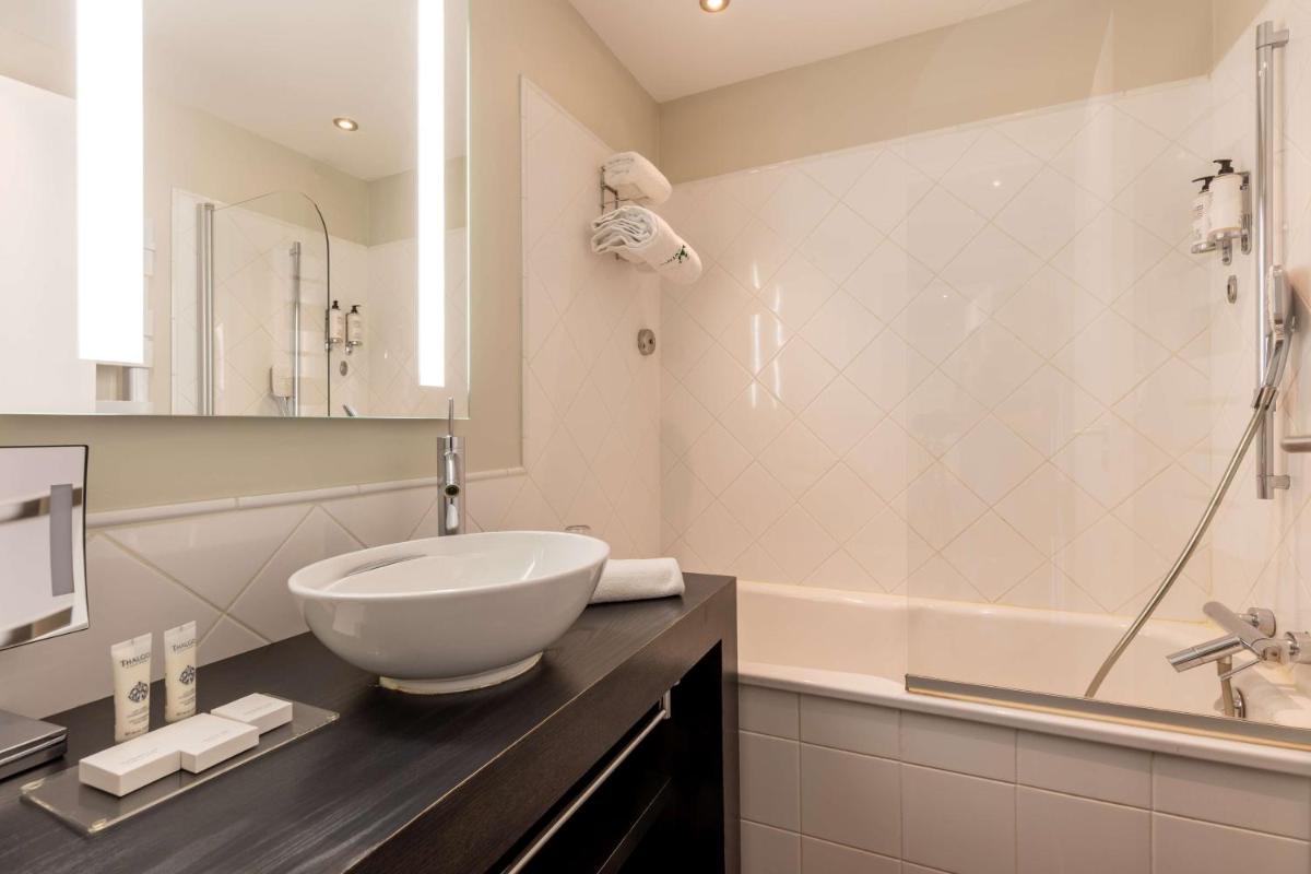 Salle de bains dans l'établissement Best Western Plus Le Roi Arthur Hôtel & Spa