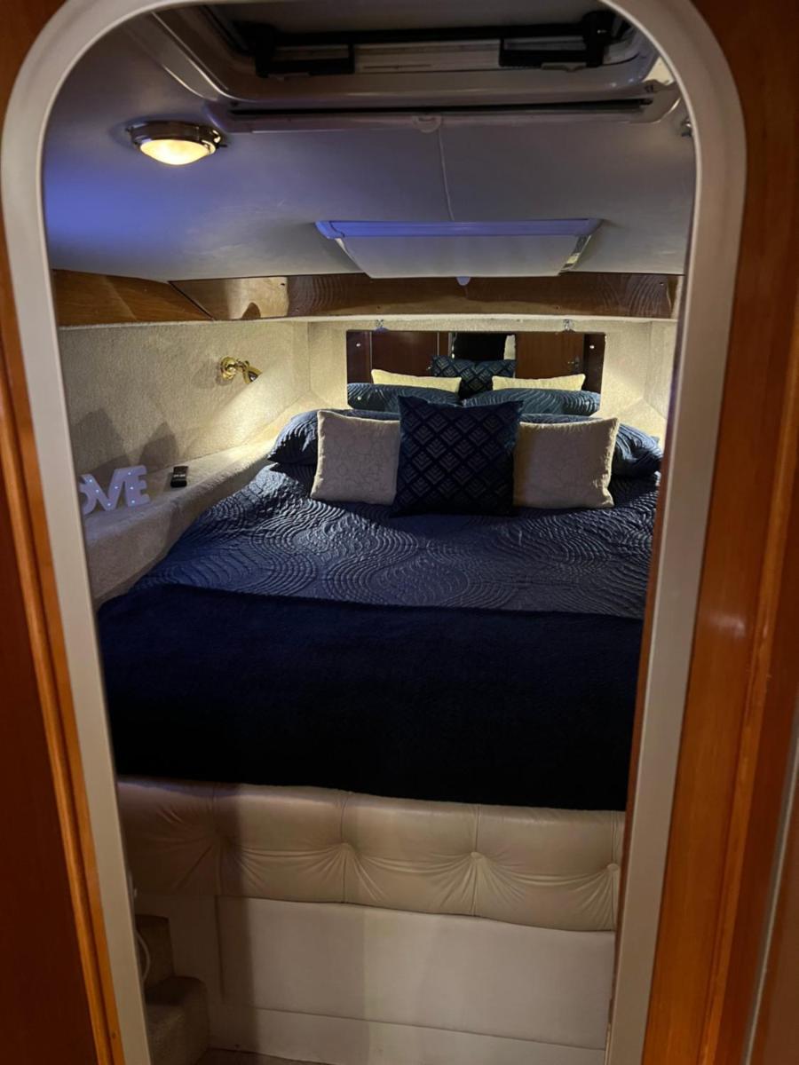 LUXURY 40 FOOT YACHT ON 5 STAR OCEAN VILLAGE MARINA SOUTHAMPTON - minutes away from city centre and cruise terminals - Free parking included - FULLY HEATED FOR WINTER! - Housity
