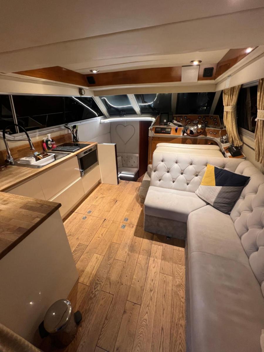 LUXURY 40 FOOT YACHT ON 5 STAR OCEAN VILLAGE MARINA SOUTHAMPTON - minutes away from city centre and cruise terminals - Free parking included - FULLY HEATED FOR WINTER! - Housity