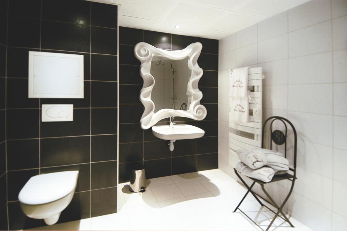 Salle de bains dans l'établissement Auberge De Maison Rouge